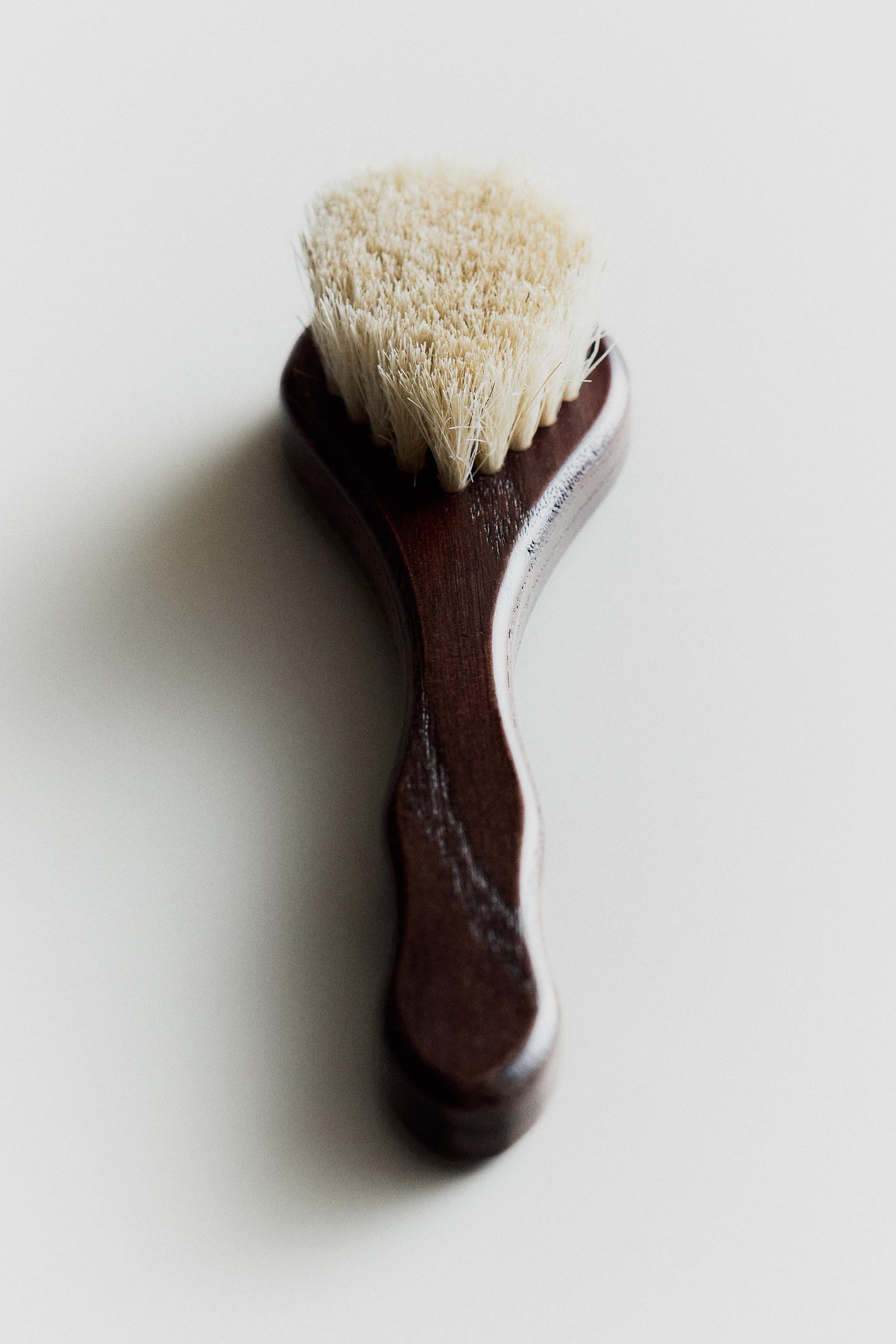 BROSSE APPLICATRICE POUR CHAUSSURES